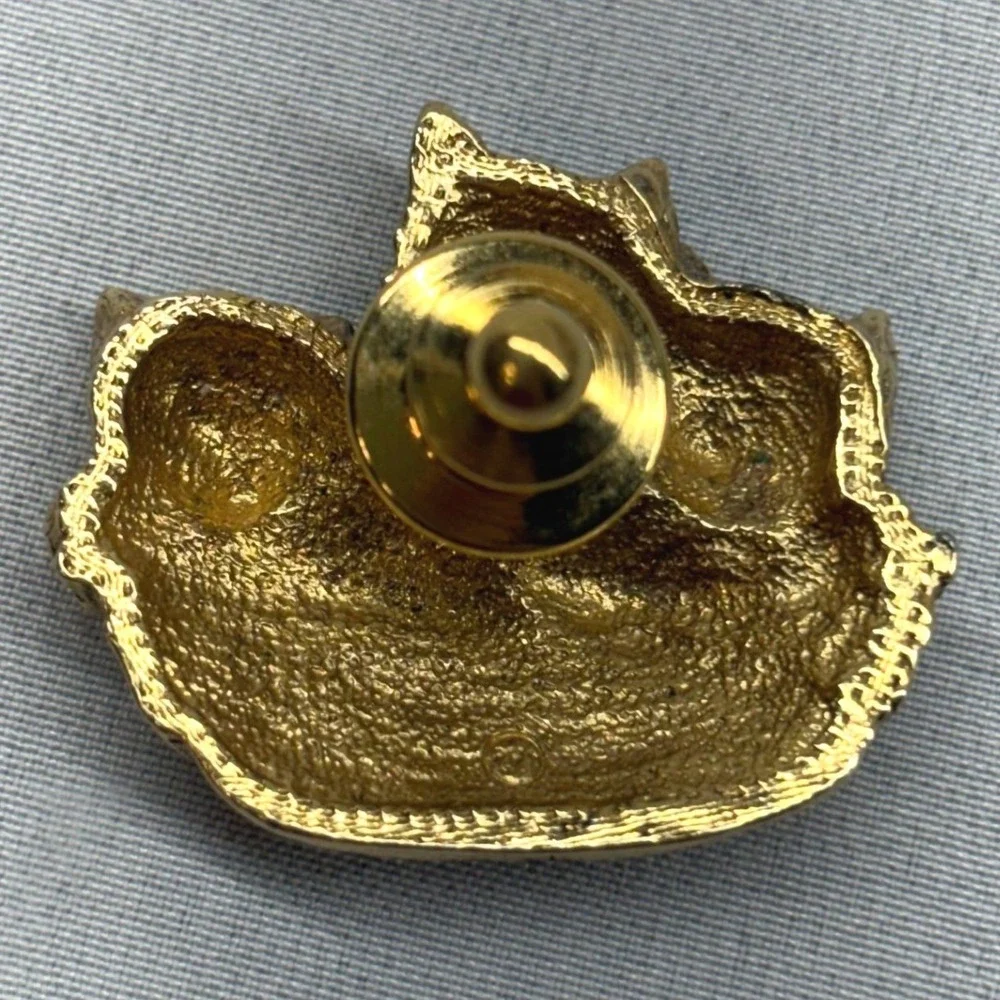 Unbranded Kitten Basket Pin Unisex OS Gold Excellent Vintage Animal Brooch